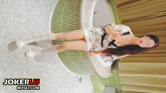  第一次看着亲姐姐在自己下体这么卖力的深喉