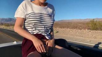  在行驶的公路上野战 