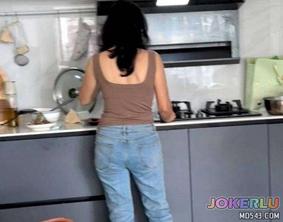  看到妈妈跟爸爸在打电话就把老妈给强奸了老爸把我送进了医院